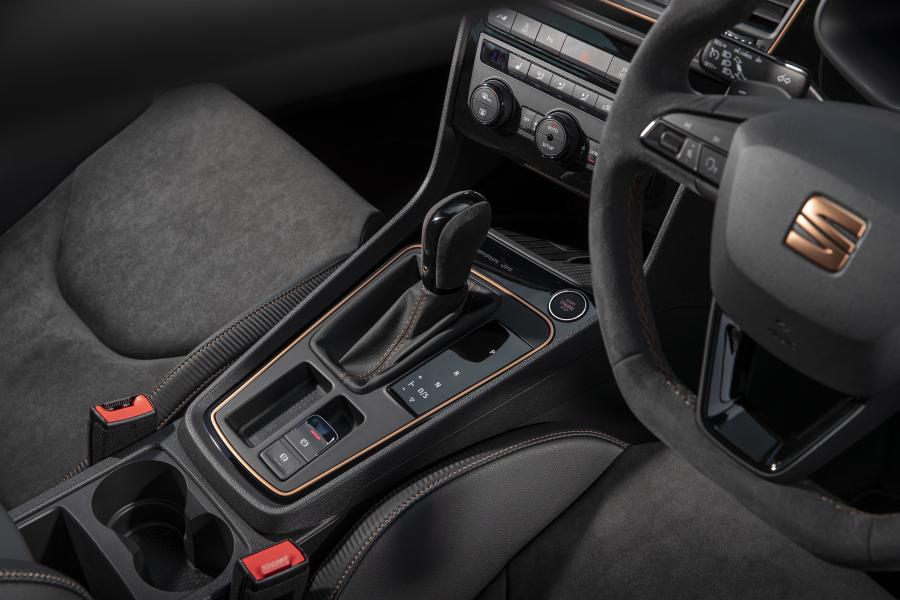 Интерьер Seat Leon Cupra R ST (5F) 2019 года  (UK) (фото 29 из 40)